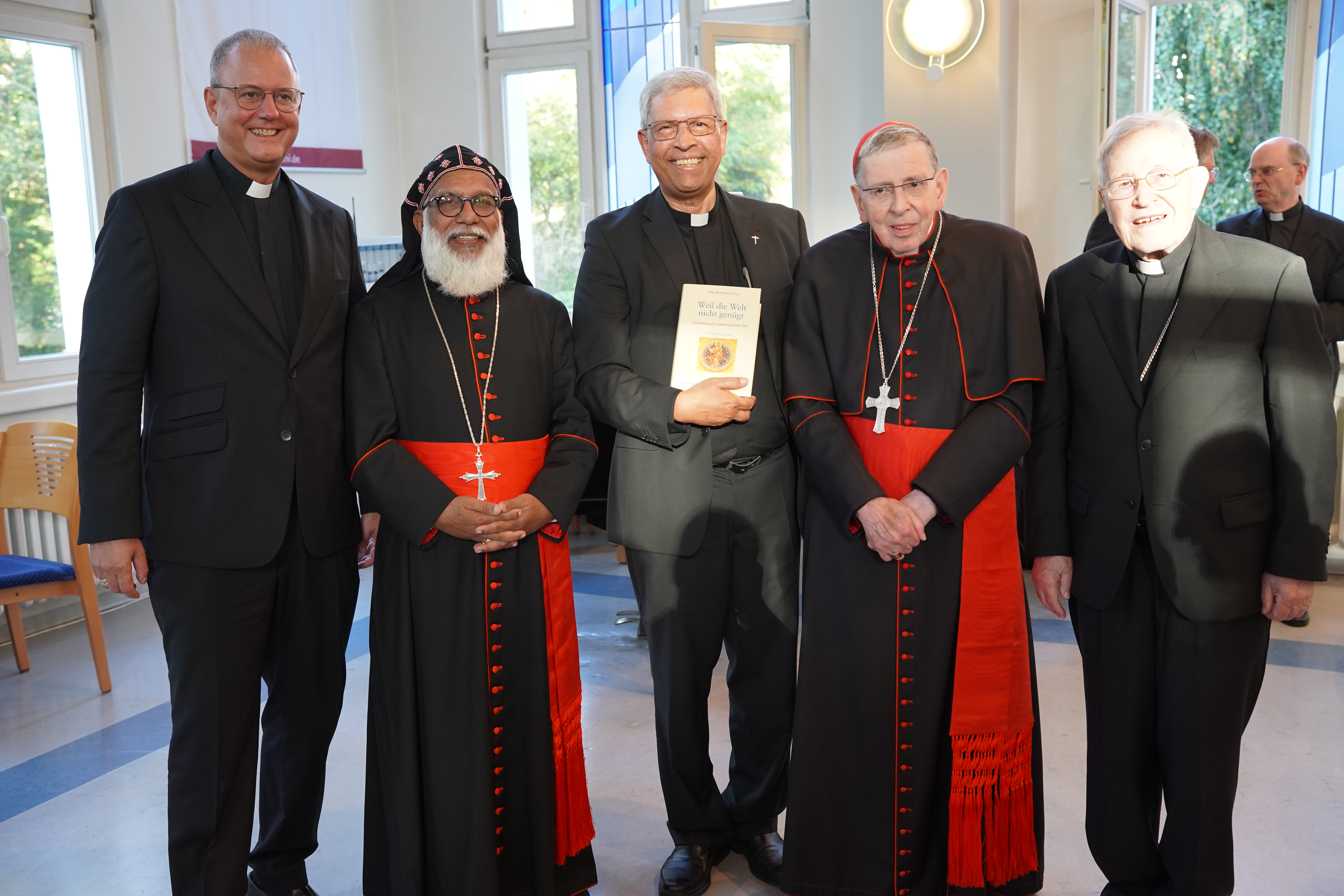 v.l.n.r.: Herausgeber Dr. Heiko Merkelbach, Kardinal Baselios Cleemis Catholicos, Pater George Augustin, Kardinal Kurt Koch, Kardinal Walter Kaspe
